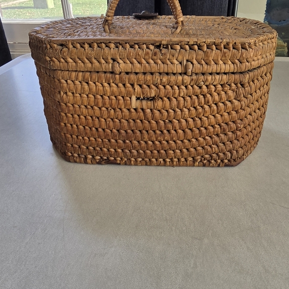 Antique tea basket/tea caddy, leather strapping closure. - Picture 6 of 9